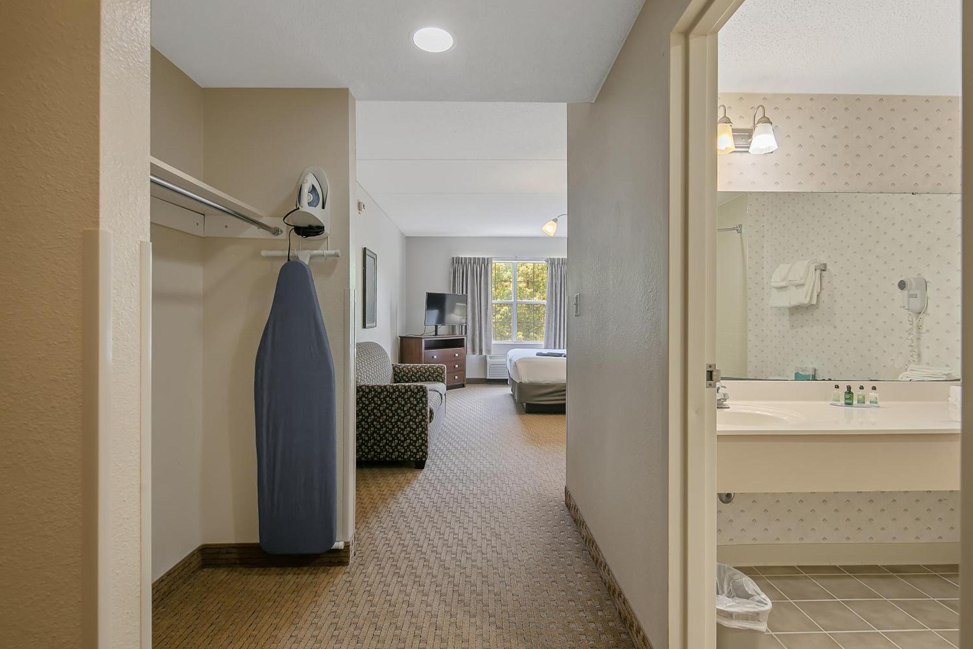 The Landmark Inn Fort Bragg Room photo